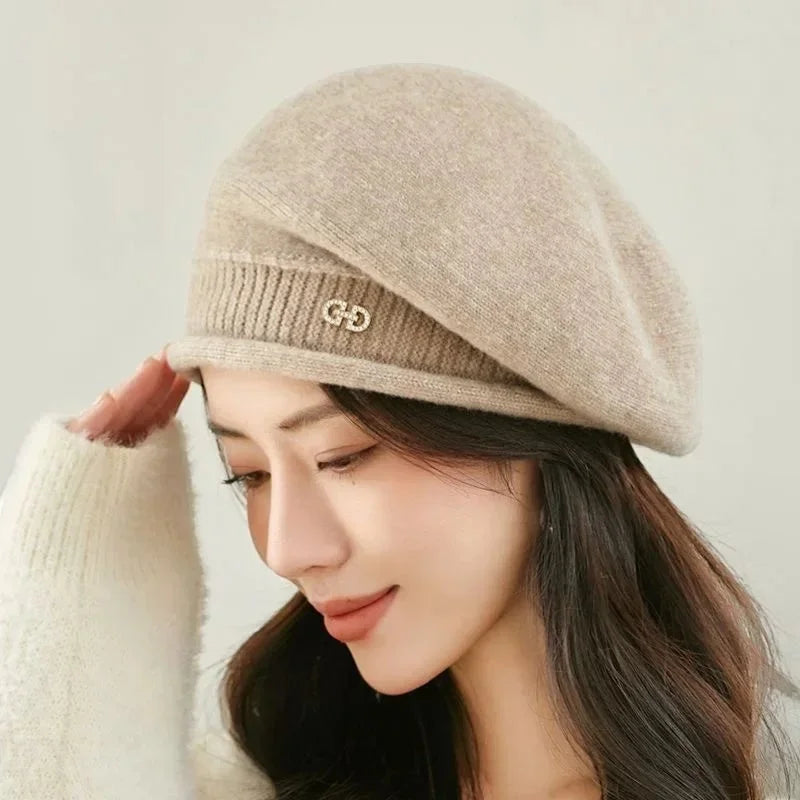 Slouchy wool beret in beige knit with ribbed band and gold GG emblem